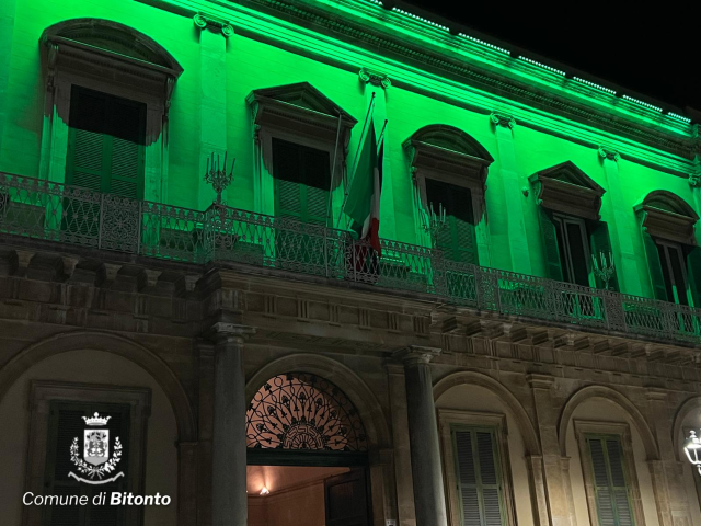 La facciata di Palazzo Gentile illuminata di verde per la Giornata mondiale della salute mentale