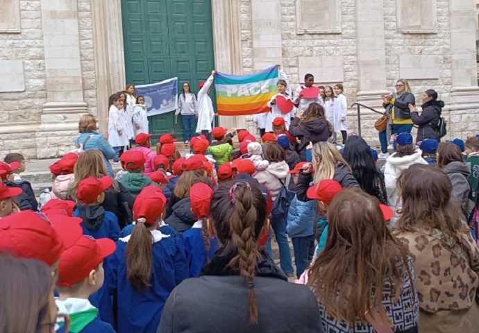 Flash mob delle scuole cittadine per la  Giornata internazionale dell’infanzia e dell’adolescenza