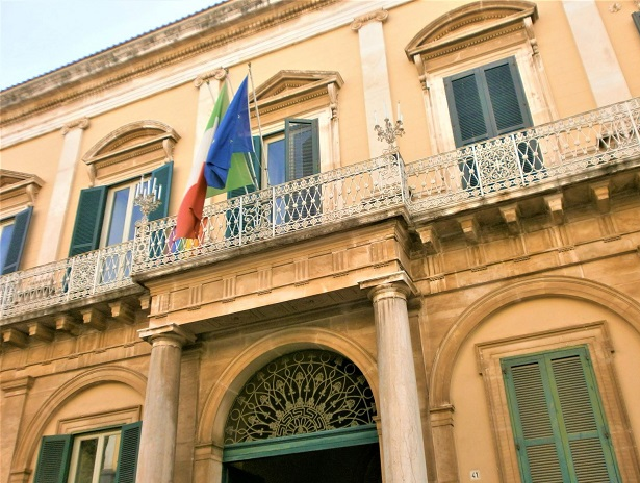 Palazzo Gentile si tinge di rosa e ciclamino per sensibilizzare su cancro al seno e afasia