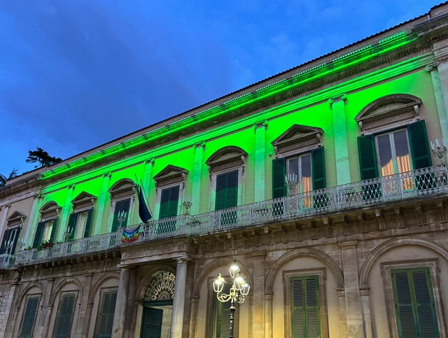 Luce verde sulla facciata di Palazzo Gentile per la Giornata mondiale della Salute Mentale