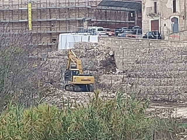 Ponte di via Solferino: verifiche in corso dopo il cedimento di un pezzo della gabbionata in costruzione