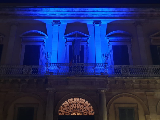 Il Comune si illumina di blu per dire “Stop alle bombe sui civili”